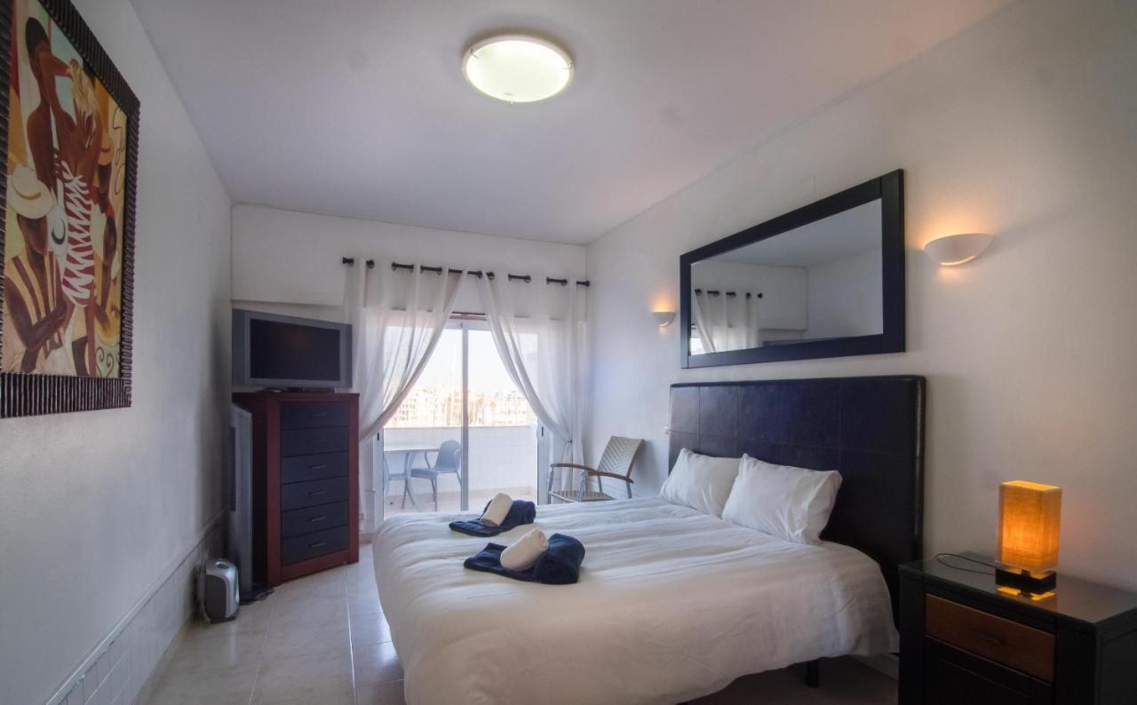Lagos Main Avenue Studio With Marina View Balcony Exterior photo