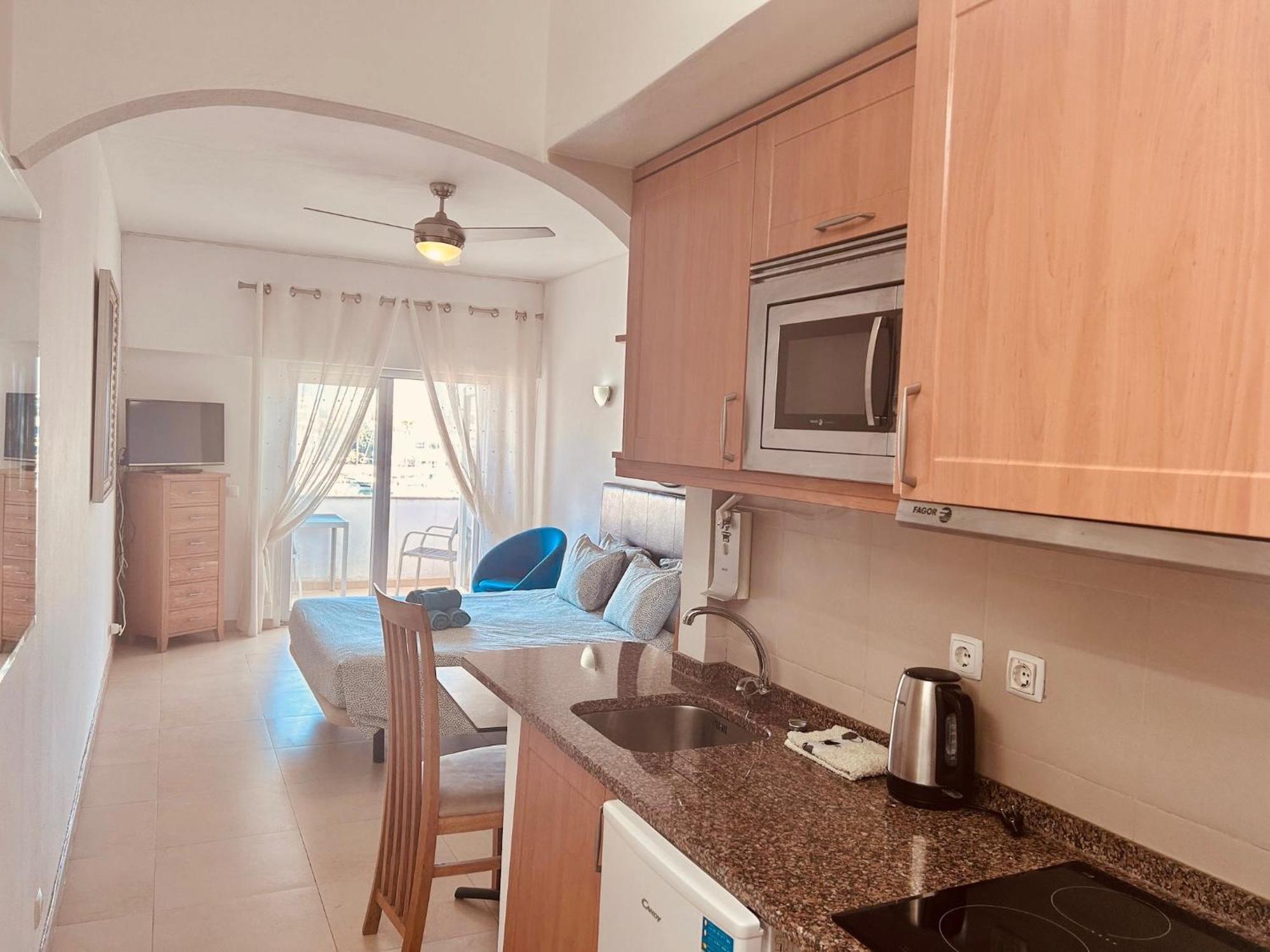 Lagos Main Avenue Studio With Marina View Balcony Exterior photo
